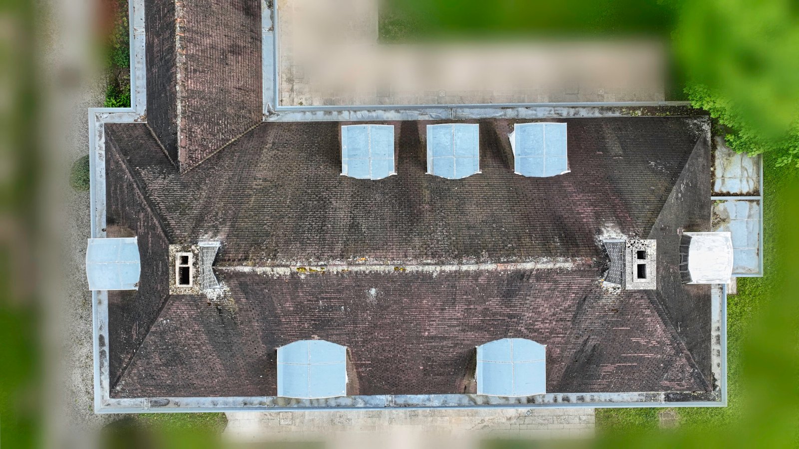 Vue aérienne d'une toiture à rénover